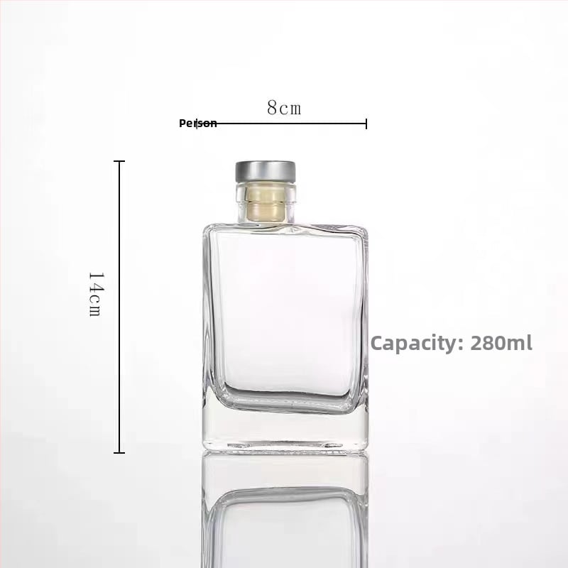 Sklenená fľaša na nápoje – šťavy, vína a kávy; priehľadný alebo matný povrch; objem 100–500 ml; uzávery z dreva, hliníka, korku alebo polyméru