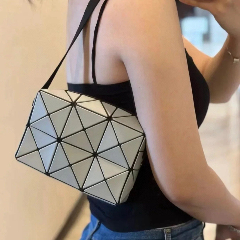 Ženska mala kvadratna torbica s geometrijskim patchworkom, 2023 modni model, za rame ili preko tijela, elegantan izgled