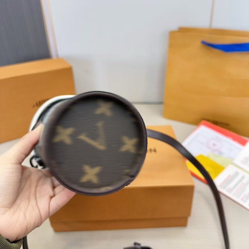 Ženska PVC kanta torba, cilindričnog oblika, preko tijela ili na ramenu, različiti stilovi