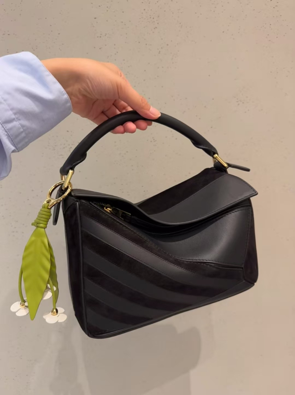 Ženska torba od prave kože Puzz s geometrijskim dizajnom, teleća koža i nubuk, preko ramena ili crossbody, svakodnevna upotreba, jesen 2025