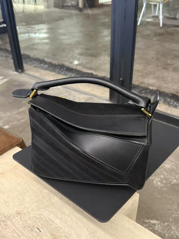 Ženska torba od prave kože Puzz s geometrijskim dizajnom, teleća koža i nubuk, preko ramena ili crossbody, svakodnevna upotreba, jesen 2025