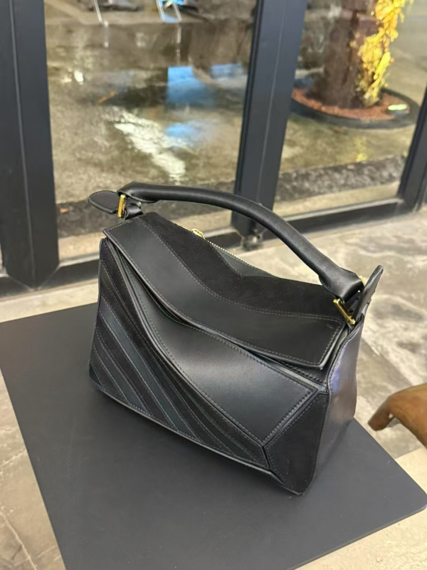 Ženska torba od prave kože Puzz s geometrijskim dizajnom, teleća koža i nubuk, preko ramena ili crossbody, svakodnevna upotreba, jesen 2025