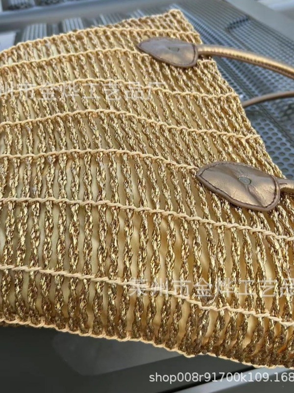 Zlatna slamena torba s cvjetnim detaljem, ženska torba za ramena, prozračni pleteni dizajn, pogodna za odmor i plažu