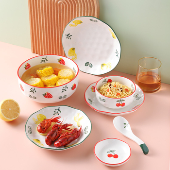 Set ceramic pentru bucătărie creativ cu motive fructate; include bol mare pentru supă, bol pentru tăiței, boluri pentru gustări, farfurie și lingură; boluri conice colorate sub glazură.