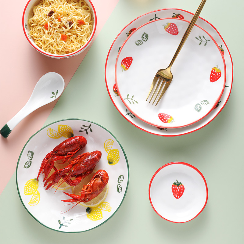 Set ceramic pentru bucătărie creativ cu motive fructate; include bol mare pentru supă, bol pentru tăiței, boluri pentru gustări, farfurie și lingură; boluri conice colorate sub glazură.