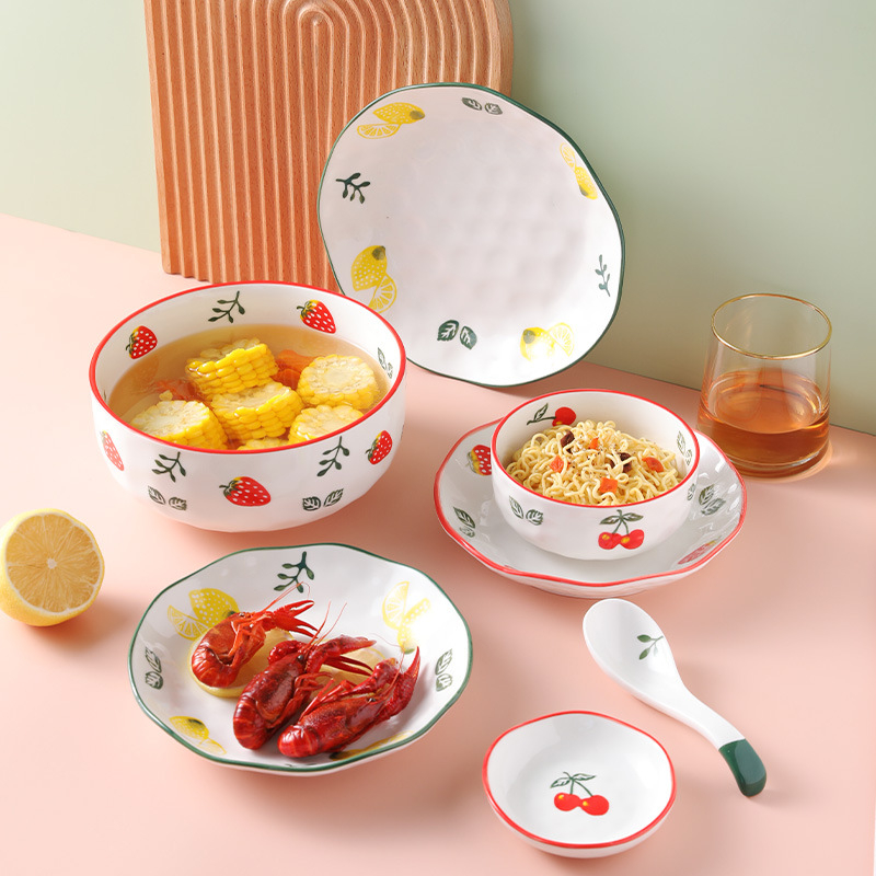 Set ceramic pentru bucătărie creativ cu motive fructate; include bol mare pentru supă, bol pentru tăiței, boluri pentru gustări, farfurie și lingură; boluri conice colorate sub glazură.