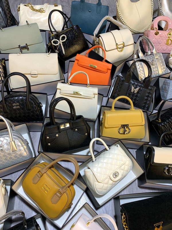 Ženska PU kožna crossbody torbica preko ramena, mala kvadratna forma, srednje veličine, podstava od poliestera, vodoravni kvadratni oblik, zatvaranje zipom, dvostruki remen, za svakodnevnu upotrebu, Proljeće 2025