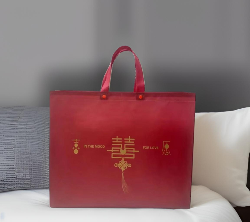 Set de patru pungi din material nețesut pentru nuntă, cu logo imprimat, laminat, închidere cu nasture-clip, pungă cadou
