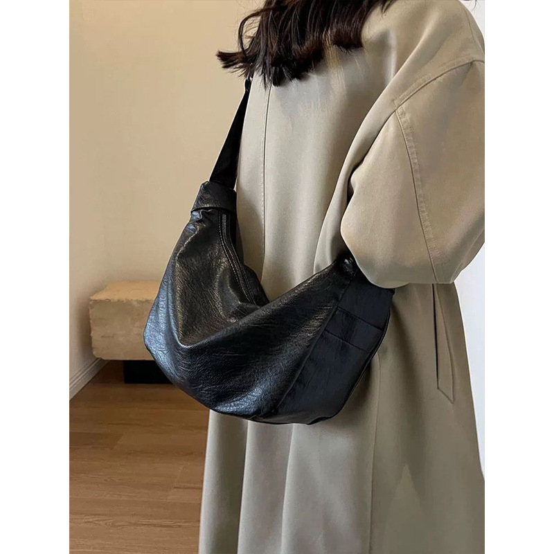 Ženska crossbody torba od mekane kože, oblik knedle, svestrani dnevni dodatak, model 2025