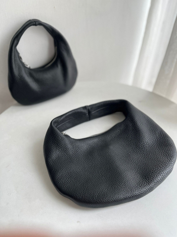Niš tervezésű bőrtáska, puha, első osztályú marhabőr, félhold formájú kézitáska, női, minimalistikus és aranyos.