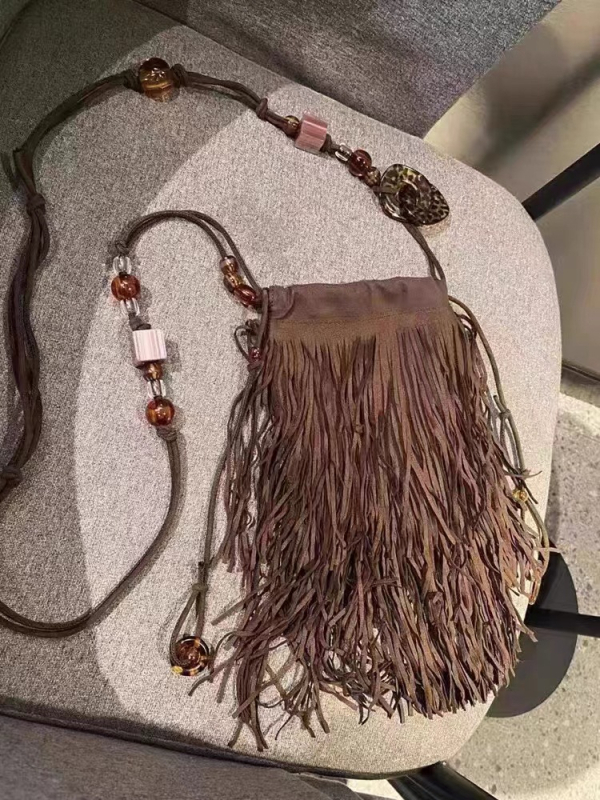 Stylna crossbody torba s vezicom i perlicama od jelene kože s baršunom – vintage stil, mala, za jesen