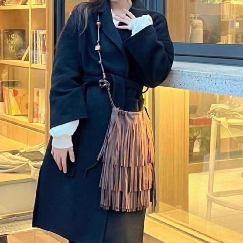 Stylna crossbody torba s vezicom i perlicama od jelene kože s baršunom – vintage stil, mala, za jesen