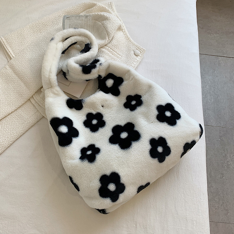 Ženska pliš torba Tote s crno-bijelim floralnim uzorkom, japanskog inspiriran sladak stil, srednja veličina, zima 2024