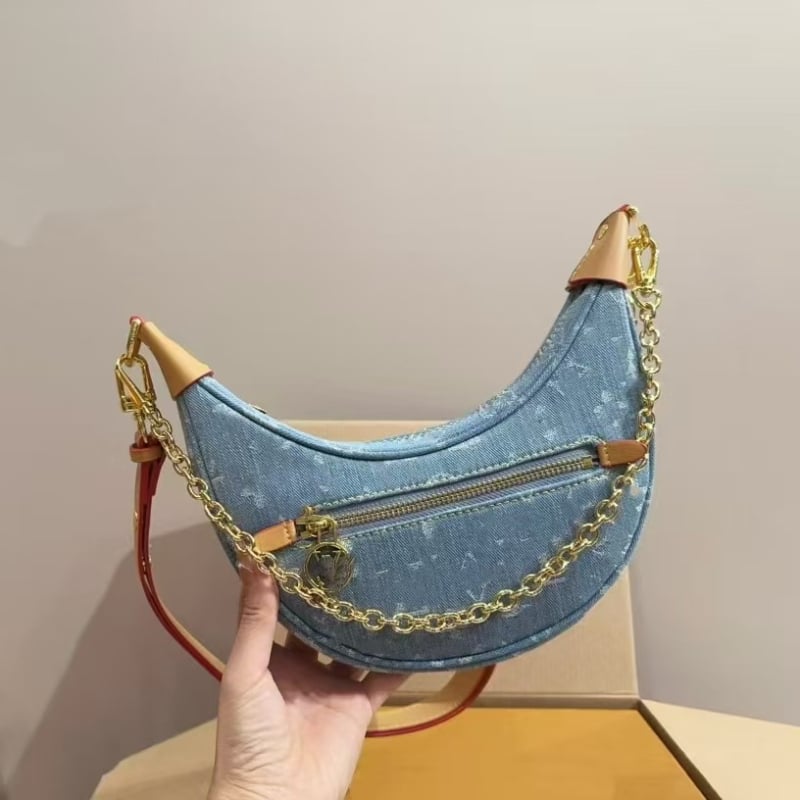 Plava mini torbica od denima s monogramom, ručka u obliku roga, oblik mjeseca, nosi se preko ramena ili kao crossbody