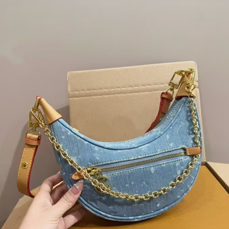 Plava mini torbica od denima s monogramom, ručka u obliku roga, oblik mjeseca, nosi se preko ramena ili kao crossbody