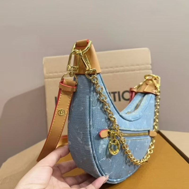 Plava mini torbica od denima s monogramom, ručka u obliku roga, oblik mjeseca, nosi se preko ramena ili kao crossbody