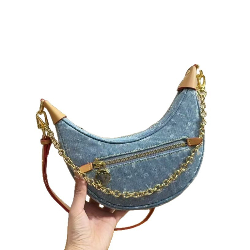 Plava mini torbica od denima s monogramom, ručka u obliku roga, oblik mjeseca, nosi se preko ramena ili kao crossbody