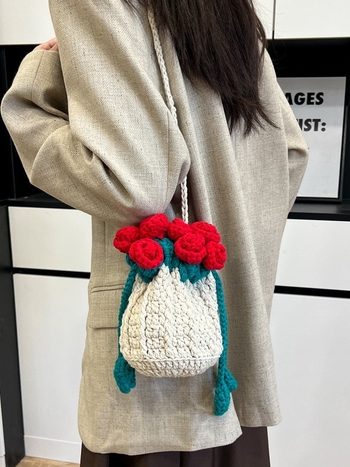 Ručni pleteni ženski bucket bag s motivom ruže, mala torba preko jedne ramene