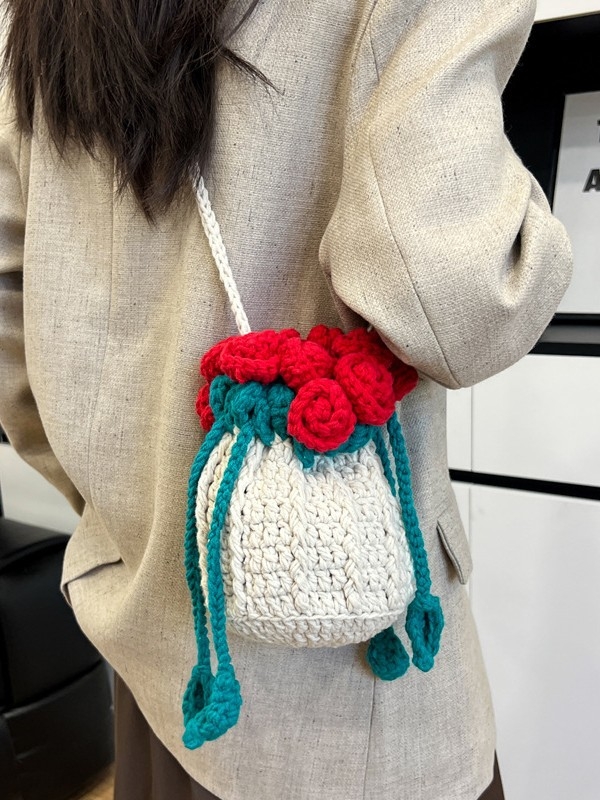 Ručni pleteni ženski bucket bag s motivom ruže, mala torba preko jedne ramene