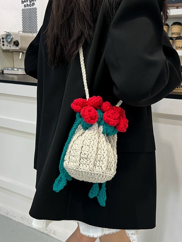 Ručni pleteni ženski bucket bag s motivom ruže, mala torba preko jedne ramene