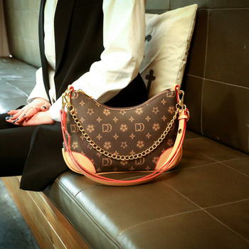 2026 nova torbica za žene u vintage stilu — oblik polumjeseca, moderna i svestrana, dojam visoke kvalitete; može se nositi na ramenu ili crossbody.