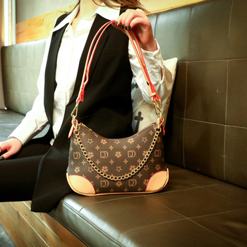2026 nova torbica za žene u vintage stilu — oblik polumjeseca, moderna i svestrana, dojam visoke kvalitete; može se nositi na ramenu ili crossbody.