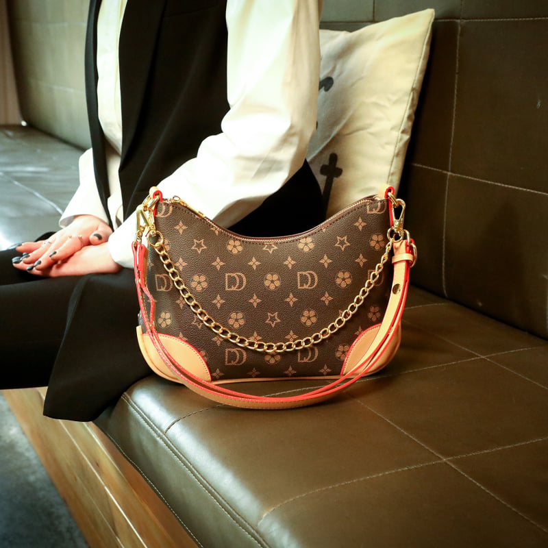 2026 nova torbica za žene u vintage stilu — oblik polumjeseca, moderna i svestrana, dojam visoke kvalitete; može se nositi na ramenu ili crossbody.