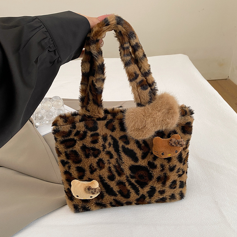 Plišana torbica s leopard printom i motivom mačkice – simpatična svakodnevna torba