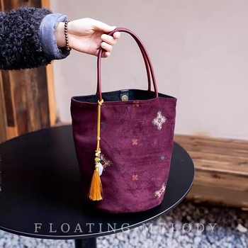 Fuyu Sheng Original — luksuzna bucket torba u kineskom stilu, crveno izšiven nubuk, novogodišnji poklon