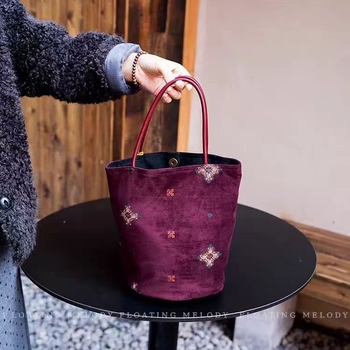 Fuyu Sheng Original — luksuzna bucket torba u kineskom stilu, crveno izšiven nubuk, novogodišnji poklon