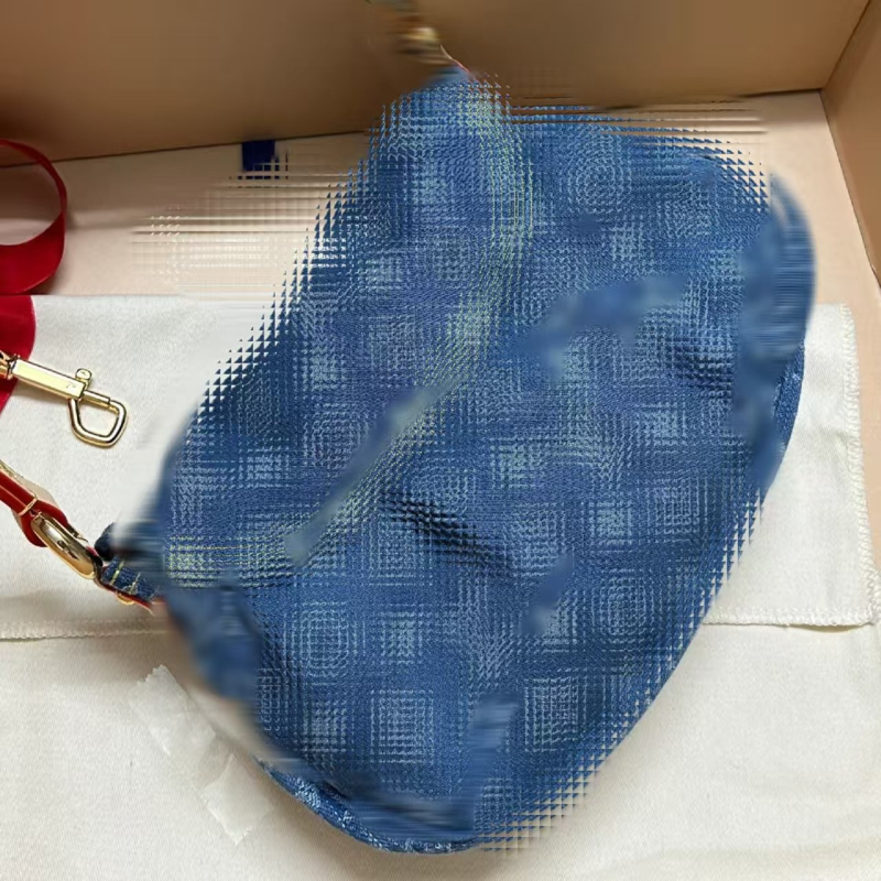 Nova luksuzna oprana denim torbica u obliku knedle s jednim remenom preko ramena, vintage stil
