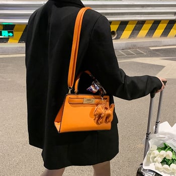 Ženska kožna mala crossbody torbica, teksturirana, kvadratnog oblika, ljeto 2023