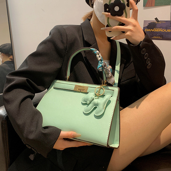 Ženska kožna mala crossbody torbica, teksturirana, kvadratnog oblika, ljeto 2023