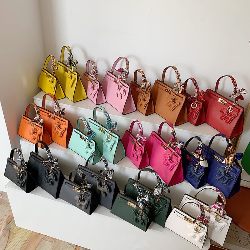 Ženska kožna mala crossbody torbica, teksturirana, kvadratnog oblika, ljeto 2023