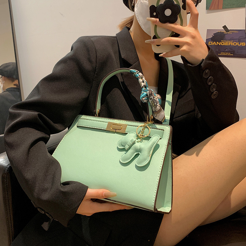 Ženska kožna mala crossbody torbica, teksturirana, kvadratnog oblika, ljeto 2023