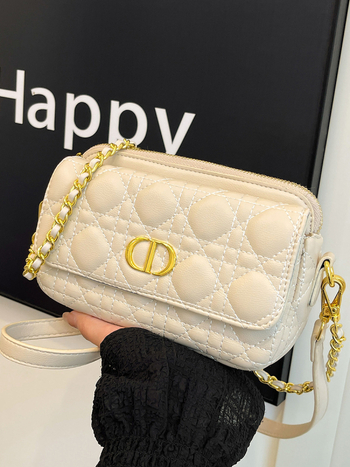 Ženska crossbody torbica s lancem, mala, u Chanel stilu, zatvaranje zipom, proljeće 2025