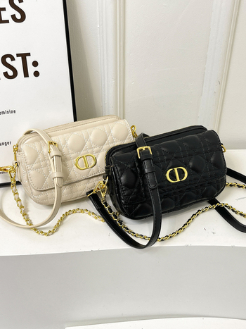 Ženska crossbody torbica s lancem, mala, u Chanel stilu, zatvaranje zipom, proljeće 2025
