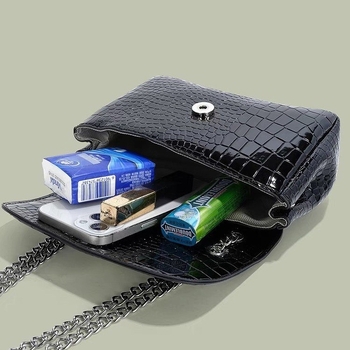 Ženska torbica s lancem u krokodilo uzorku, crna, mala kvadratna crossbody torbica s naramenicom i pretincom za telefon