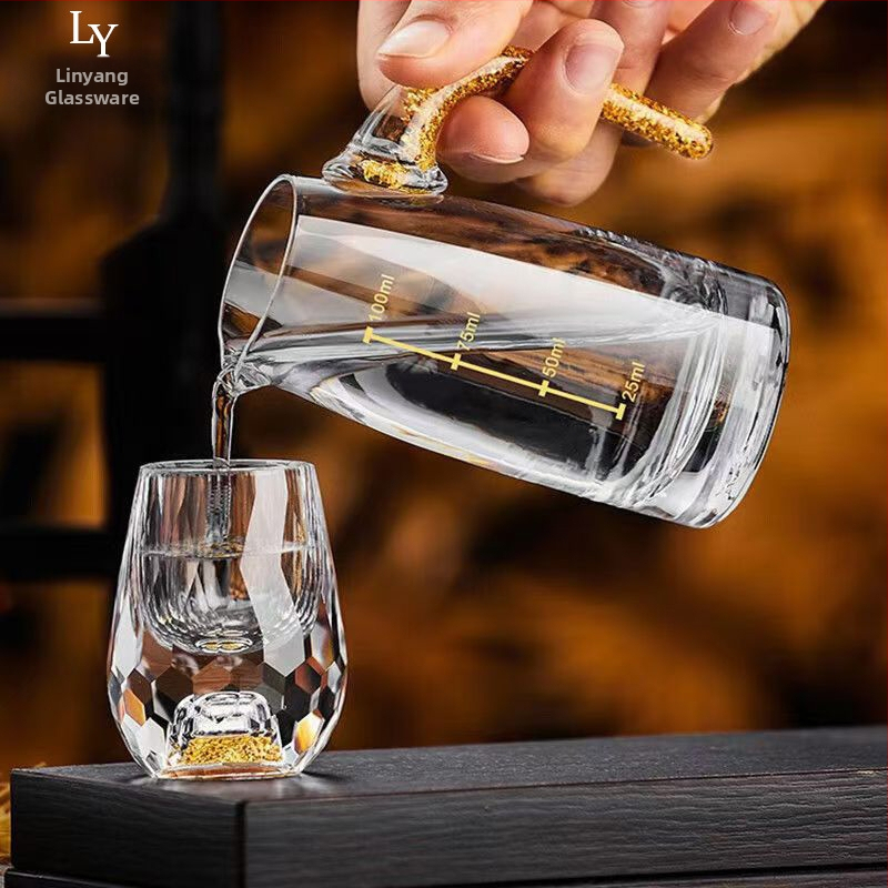 Set de pahare Baijiu din cristal cu folie aurie, fațetat, cu suport și pahare de măsură pentru dispenser