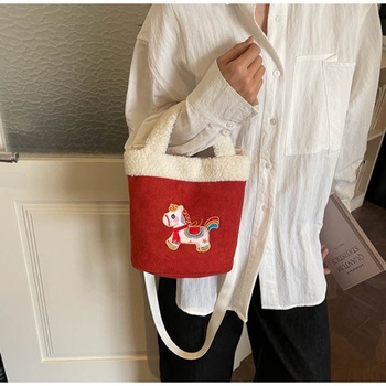 Nubuk bucket torba s izšivenim ponijem, može se nositi preko ramena ili u ruci, 2026 novi model, elegantna i svestrana