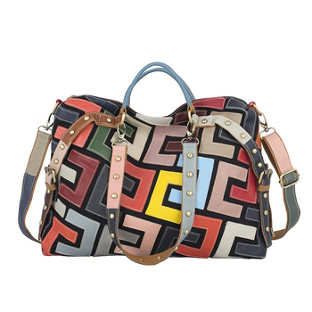 Ženska kožna torbica u etničkom stilu s geometrijskim uzorkom i kontrastom boja, nošenje u ruci, na ramenu ili crossbody