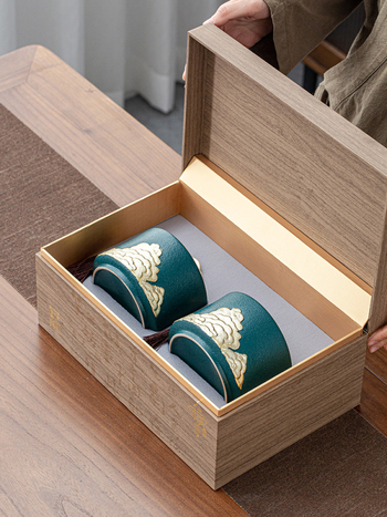 Set cadou de ceai într-o cutie, cu ceai Longjing și Xinyang Maojian, ambalaj elegant și recipient ceramic
