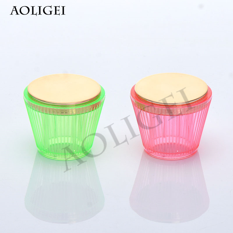 Capace pentru sticluțe de parfum din PP, acrilic și ABS – design modern, calitate înaltă