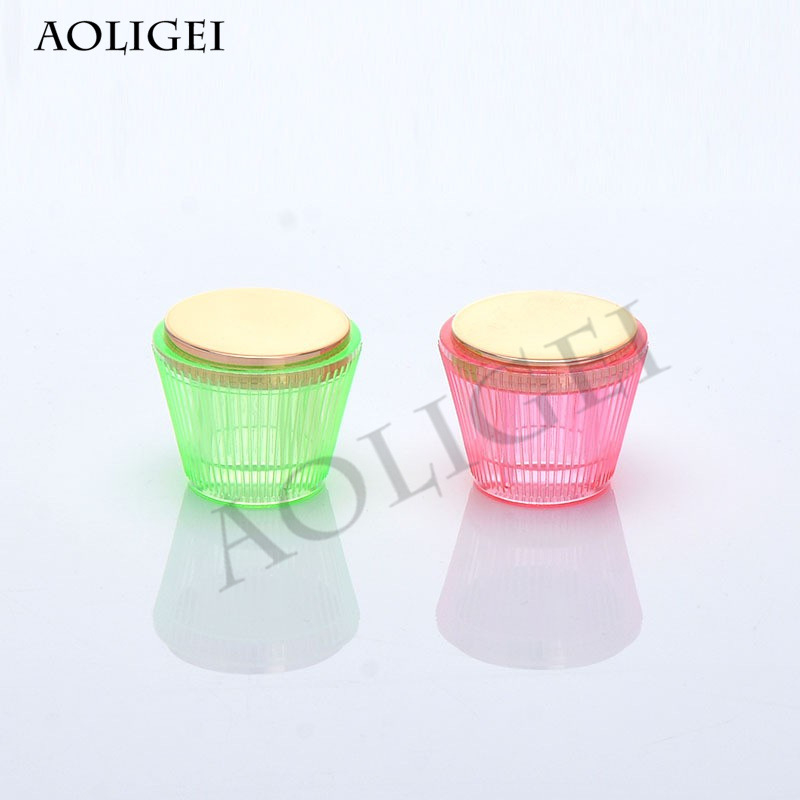 Capace pentru sticluțe de parfum din PP, acrilic și ABS – design modern, calitate înaltă