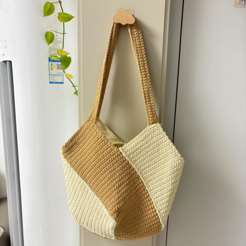 Ručna pletena torbica na jedno rame od pamuk-linen smjese, prostrana, s patchwork pomponima