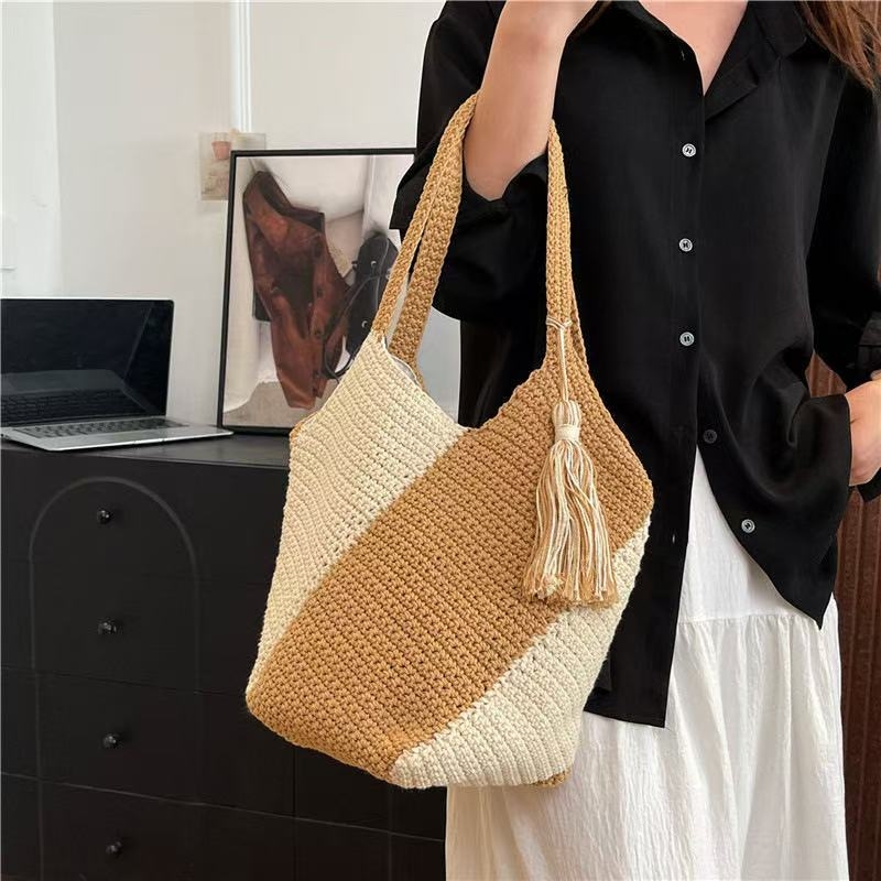 Ručna pletena torbica na jedno rame od pamuk-linen smjese, prostrana, s patchwork pomponima