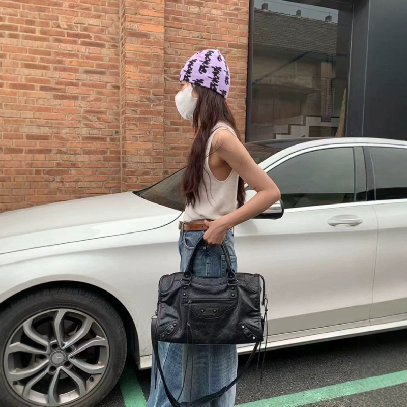 Ženska kožna torbica u stilu motocikla, s rivetima i resicama, mala, za nošenje preko ramena ili crossbody