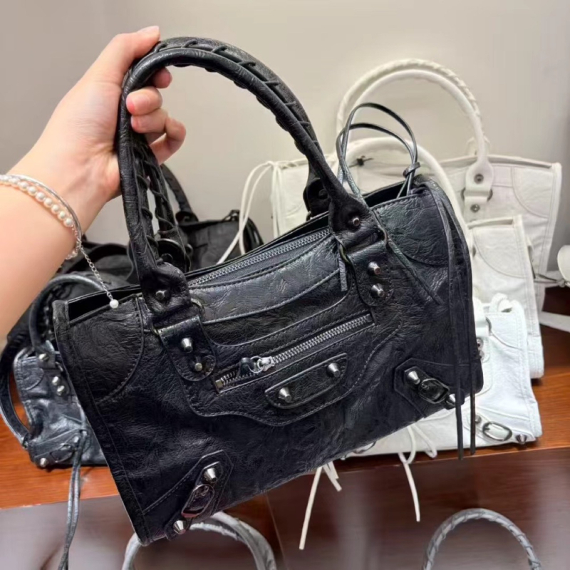 Ženska kožna torbica u stilu motocikla, s rivetima i resicama, mala, za nošenje preko ramena ili crossbody