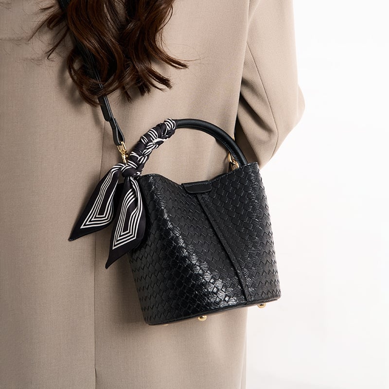 Ženska PU bucket torba s quilted dizajnom, mala, jednostruka naramenica, magnetsko zatvaranje, gradski stil za svakodnevnu upotrebu, jesen 2025