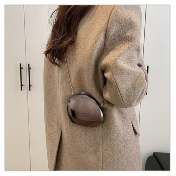 Niche Design torbica u obliku školjke, jesen 2025, mini sjajna akrilna torba za rame s lancem